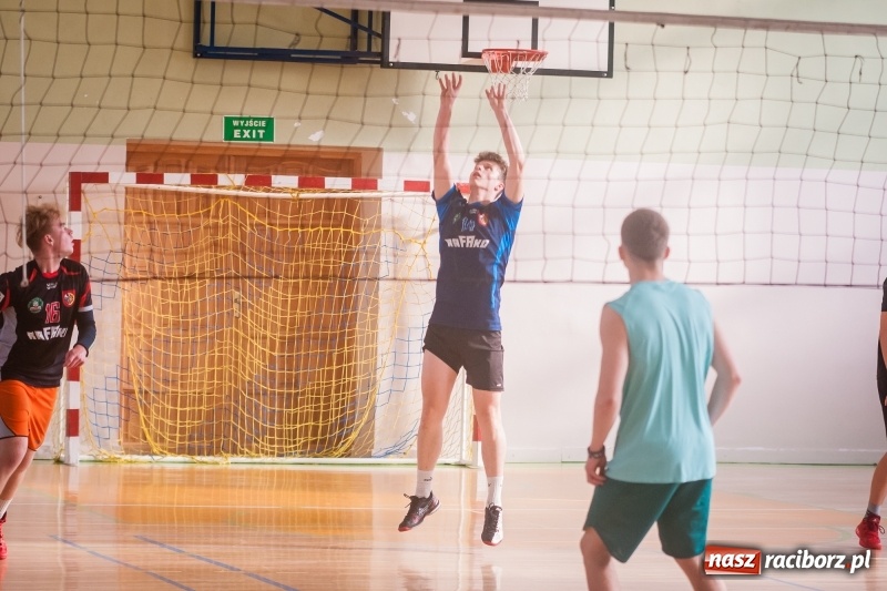 Zdjęcie w galerii na portalu naszraciborz.pl: Mistrzostwa Raciborza w dwójkach siatkarskich chłopców w CKZiU numer 1 wiadomości z regionu