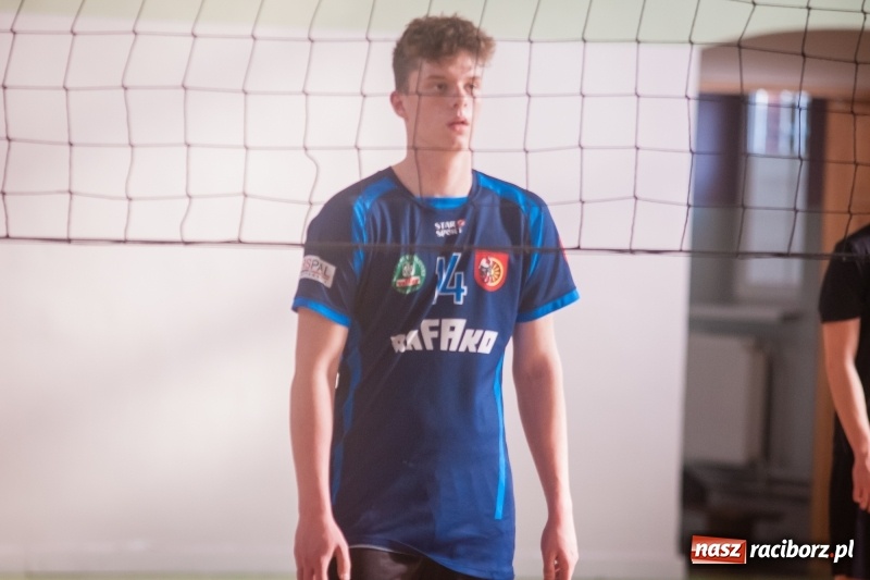 Zdjęcie w galerii na portalu naszraciborz.pl: Mistrzostwa Raciborza w dwójkach siatkarskich chłopców w CKZiU numer 1 wiadomości z regionu