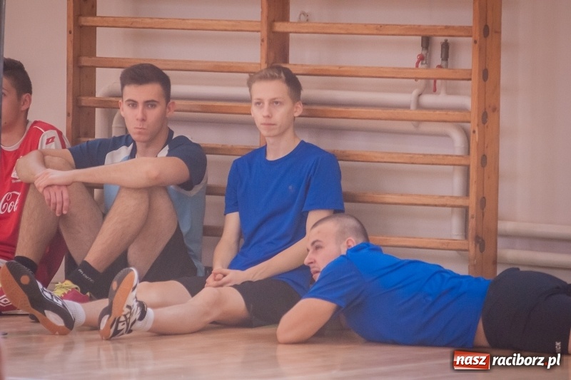 Zdjęcie w galerii na portalu naszraciborz.pl: Mistrzostwa Raciborza w dwójkach siatkarskich chłopców w CKZiU numer 1 wiadomości z regionu