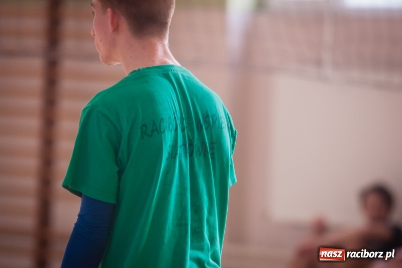 Zdjęcie w galerii na portalu naszraciborz.pl: Mistrzostwa Raciborza w dwójkach siatkarskich chłopców w CKZiU numer 1 wiadomości z regionu