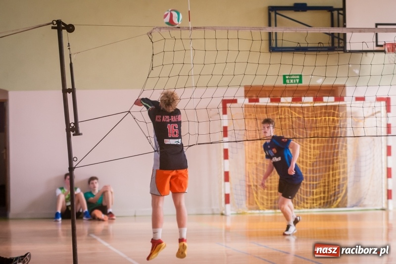 Zdjęcie w galerii na portalu naszraciborz.pl: Mistrzostwa Raciborza w dwójkach siatkarskich chłopców w CKZiU numer 1 wiadomości z regionu