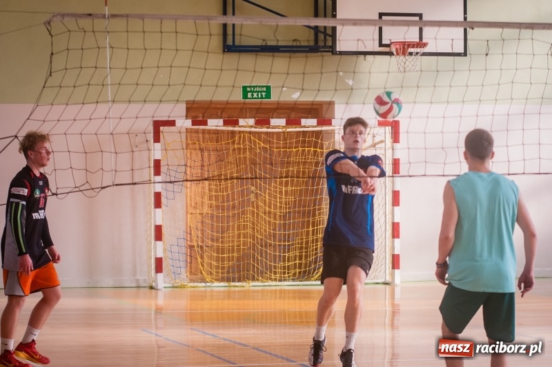Zdjęcie w galerii na portalu naszraciborz.pl: Mistrzostwa Raciborza w dwójkach siatkarskich chłopców w CKZiU numer 1 wiadomości z regionu