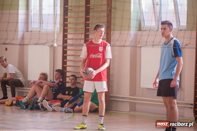 Zdjęcie w galerii na portalu naszraciborz.pl: Mistrzostwa Raciborza w dwójkach siatkarskich chłopców w CKZiU numer 1 wiadomości z regionu