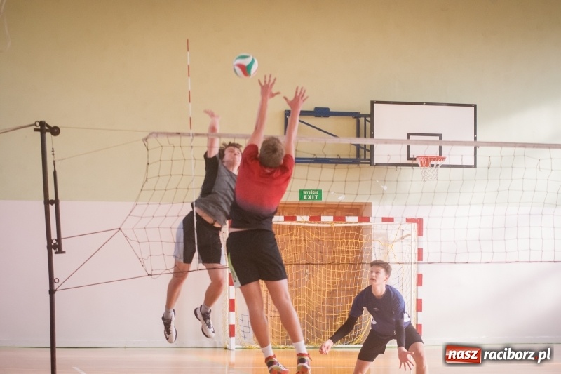 Zdjęcie w galerii na portalu naszraciborz.pl: Mistrzostwa Raciborza w dwójkach siatkarskich chłopców w CKZiU numer 1 wiadomości z regionu