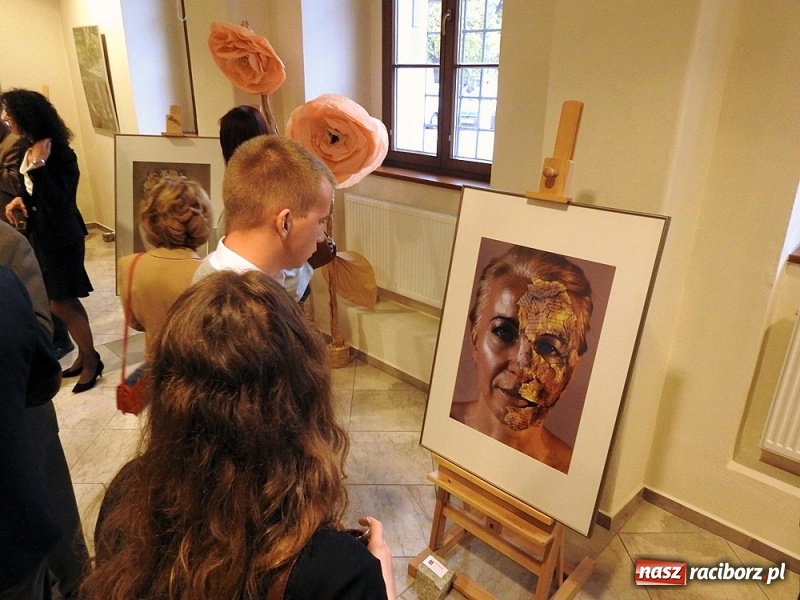 Zdjęcie w galerii na portalu naszraciborz.pl: Przemiany - nowa wystawa uczniów i absolwentów Liceum Plastycznego w Raciborzu wiadomości z regionu