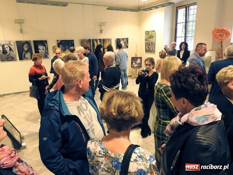 Zdjęcie w galerii na portalu naszraciborz.pl: Przemiany - nowa wystawa uczniów i absolwentów Liceum Plastycznego w Raciborzu wiadomości z regionu