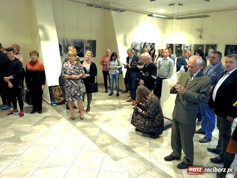 Zdjęcie w galerii na portalu naszraciborz.pl: Przemiany - nowa wystawa uczniów i absolwentów Liceum Plastycznego w Raciborzu wiadomości z regionu