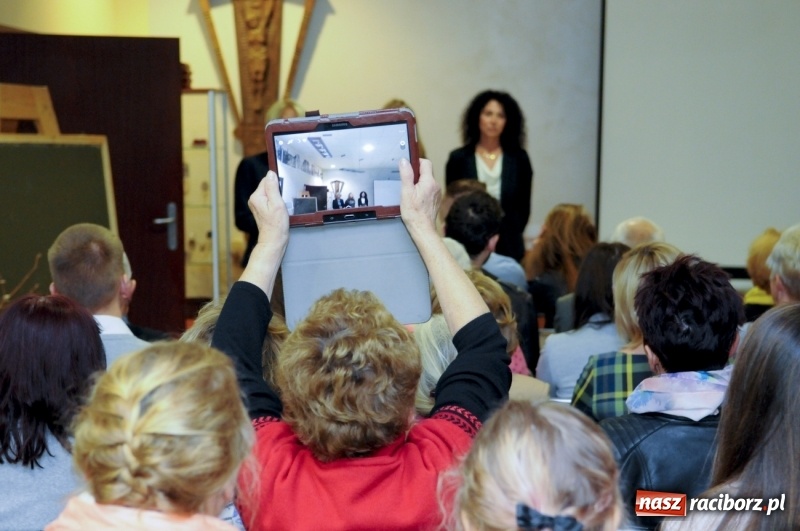 Zdjęcie w galerii na portalu naszraciborz.pl: Przemiany - nowa wystawa uczniów i absolwentów Liceum Plastycznego w Raciborzu wiadomości z regionu