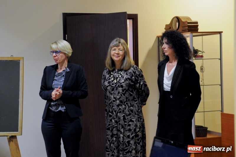 Zdjęcie w galerii na portalu naszraciborz.pl: Przemiany - nowa wystawa uczniów i absolwentów Liceum Plastycznego w Raciborzu wiadomości z regionu