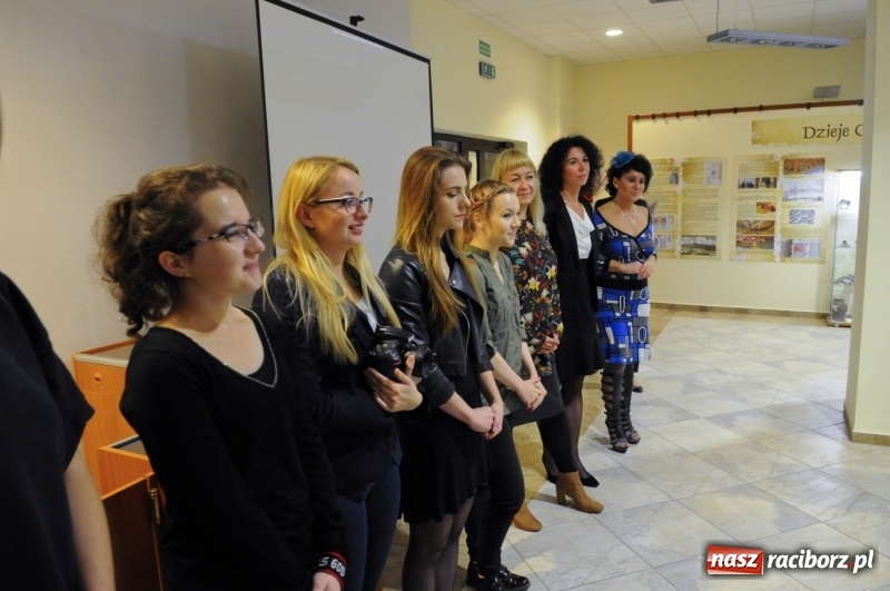 Zdjęcie w galerii na portalu naszraciborz.pl: Przemiany - nowa wystawa uczniów i absolwentów Liceum Plastycznego w Raciborzu wiadomości z regionu