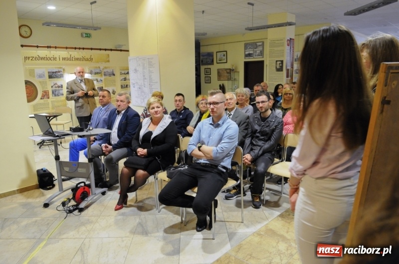 Zdjęcie w galerii na portalu naszraciborz.pl: Przemiany - nowa wystawa uczniów i absolwentów Liceum Plastycznego w Raciborzu wiadomości z regionu