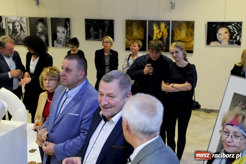 Zdjęcie w galerii na portalu naszraciborz.pl: Przemiany - nowa wystawa uczniów i absolwentów Liceum Plastycznego w Raciborzu wiadomości z regionu