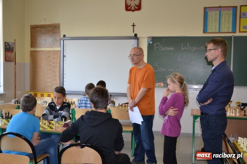 Zdjęcie w galerii na portalu naszraciborz.pl: W Tworkowie rozegrano wojewódzki półfinał w szachach wiadomości z regionu