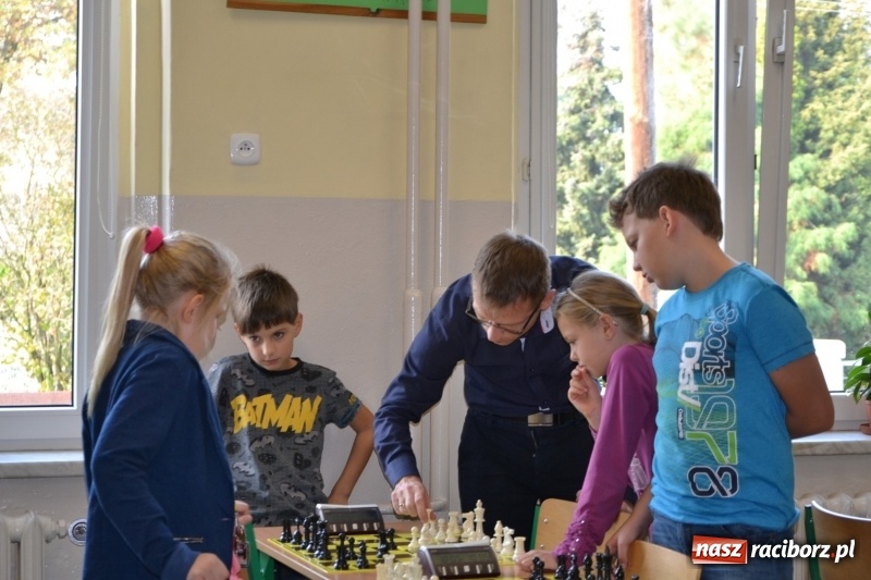 Zdjęcie w galerii na portalu naszraciborz.pl: W Tworkowie rozegrano wojewódzki półfinał w szachach wiadomości z regionu