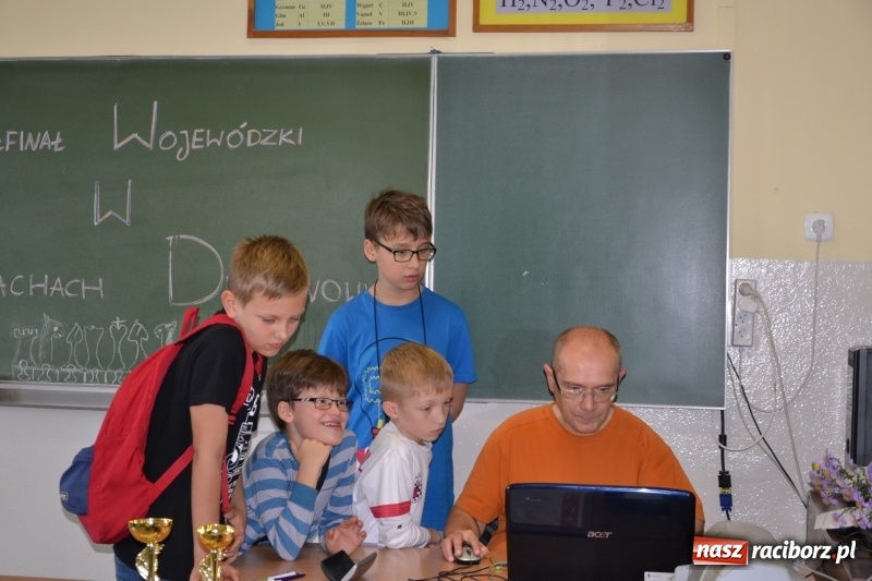 Zdjęcie w galerii na portalu naszraciborz.pl: W Tworkowie rozegrano wojewódzki półfinał w szachach wiadomości z regionu