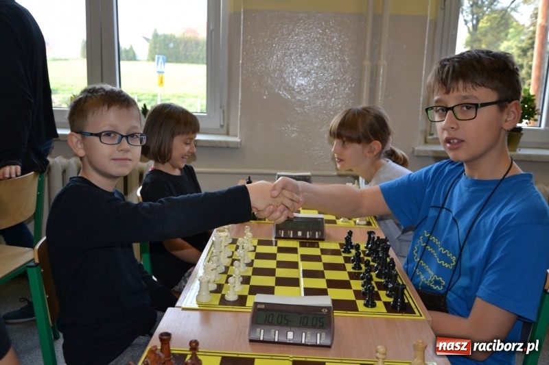Zdjęcie w galerii na portalu naszraciborz.pl: W Tworkowie rozegrano wojewódzki półfinał w szachach wiadomości z regionu