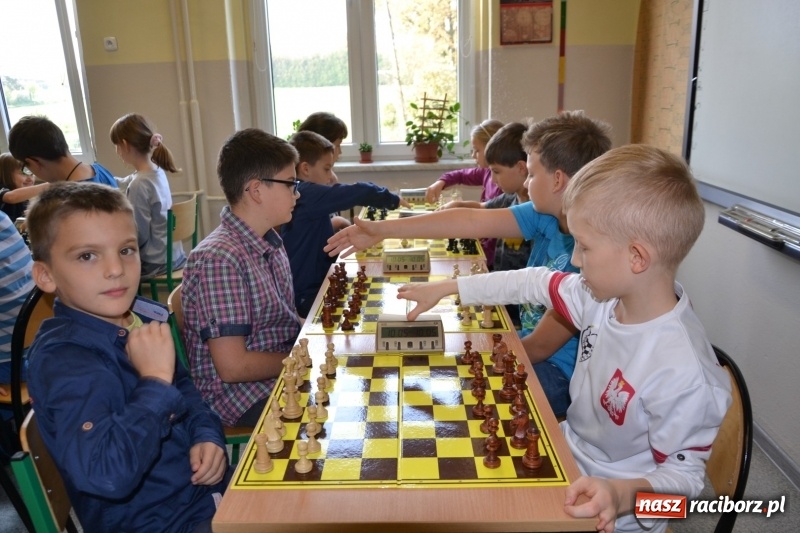 Zdjęcie w galerii na portalu naszraciborz.pl: W Tworkowie rozegrano wojewódzki półfinał w szachach wiadomości z regionu