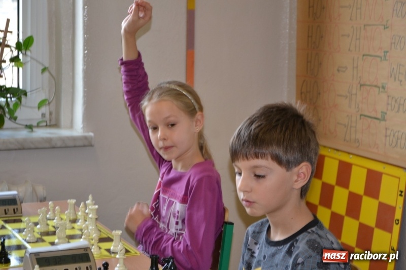 Zdjęcie w galerii na portalu naszraciborz.pl: W Tworkowie rozegrano wojewódzki półfinał w szachach wiadomości z regionu