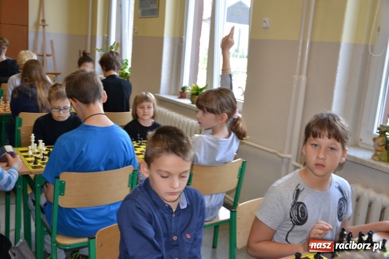 Zdjęcie w galerii na portalu naszraciborz.pl: W Tworkowie rozegrano wojewódzki półfinał w szachach wiadomości z regionu