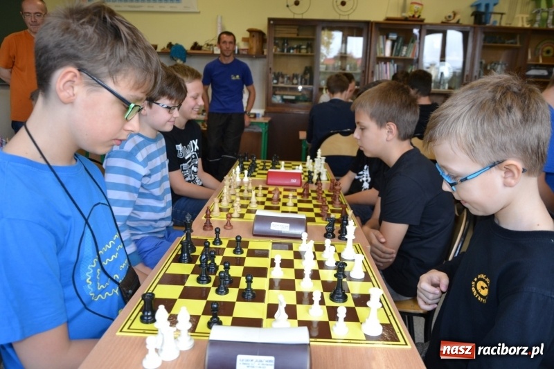 Zdjęcie w galerii na portalu naszraciborz.pl: W Tworkowie rozegrano wojewódzki półfinał w szachach wiadomości z regionu