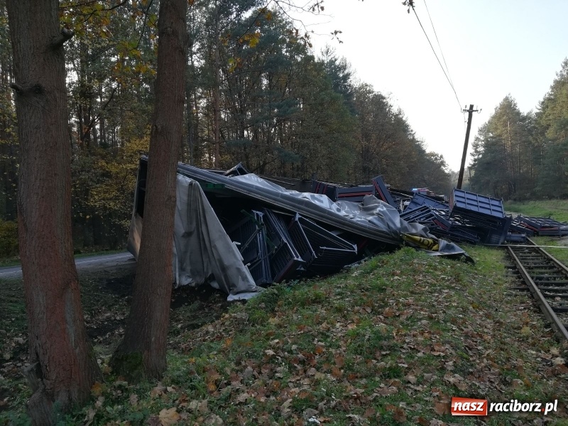 Zdjęcie w galerii na portalu naszraciborz.pl: Rudy Paproć. Ciężarówka wjechała do rowu i zablokowała torowisko  wiadomości z regionu
