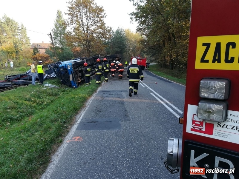 Zdjęcie w galerii na portalu naszraciborz.pl: Rudy Paproć. Ciężarówka wjechała do rowu i zablokowała torowisko  wiadomości z regionu