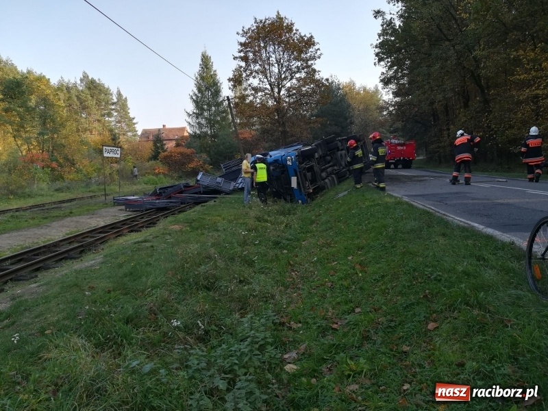 Zdjęcie w galerii na portalu naszraciborz.pl: Rudy Paproć. Ciężarówka wjechała do rowu i zablokowała torowisko  wiadomości z regionu