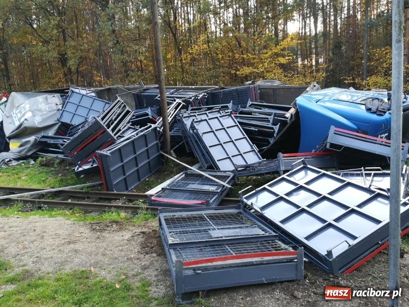 Zdjęcie w galerii na portalu naszraciborz.pl: Rudy Paproć. Ciężarówka wjechała do rowu i zablokowała torowisko  wiadomości z regionu