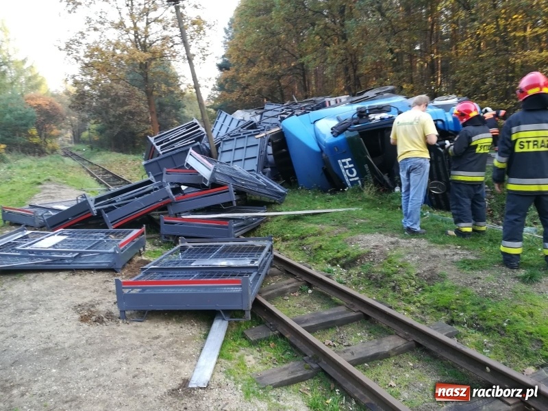 Zdjęcie w galerii na portalu naszraciborz.pl: Rudy Paproć. Ciężarówka wjechała do rowu i zablokowała torowisko  wiadomości z regionu