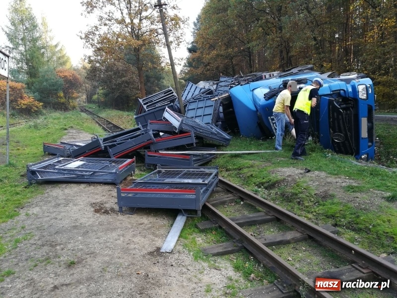 Zdjęcie w galerii na portalu naszraciborz.pl: Rudy Paproć. Ciężarówka wjechała do rowu i zablokowała torowisko  wiadomości z regionu