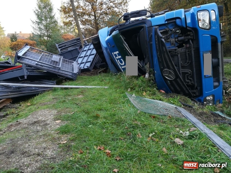 Zdjęcie w galerii na portalu naszraciborz.pl: Rudy Paproć. Ciężarówka wjechała do rowu i zablokowała torowisko  wiadomości z regionu