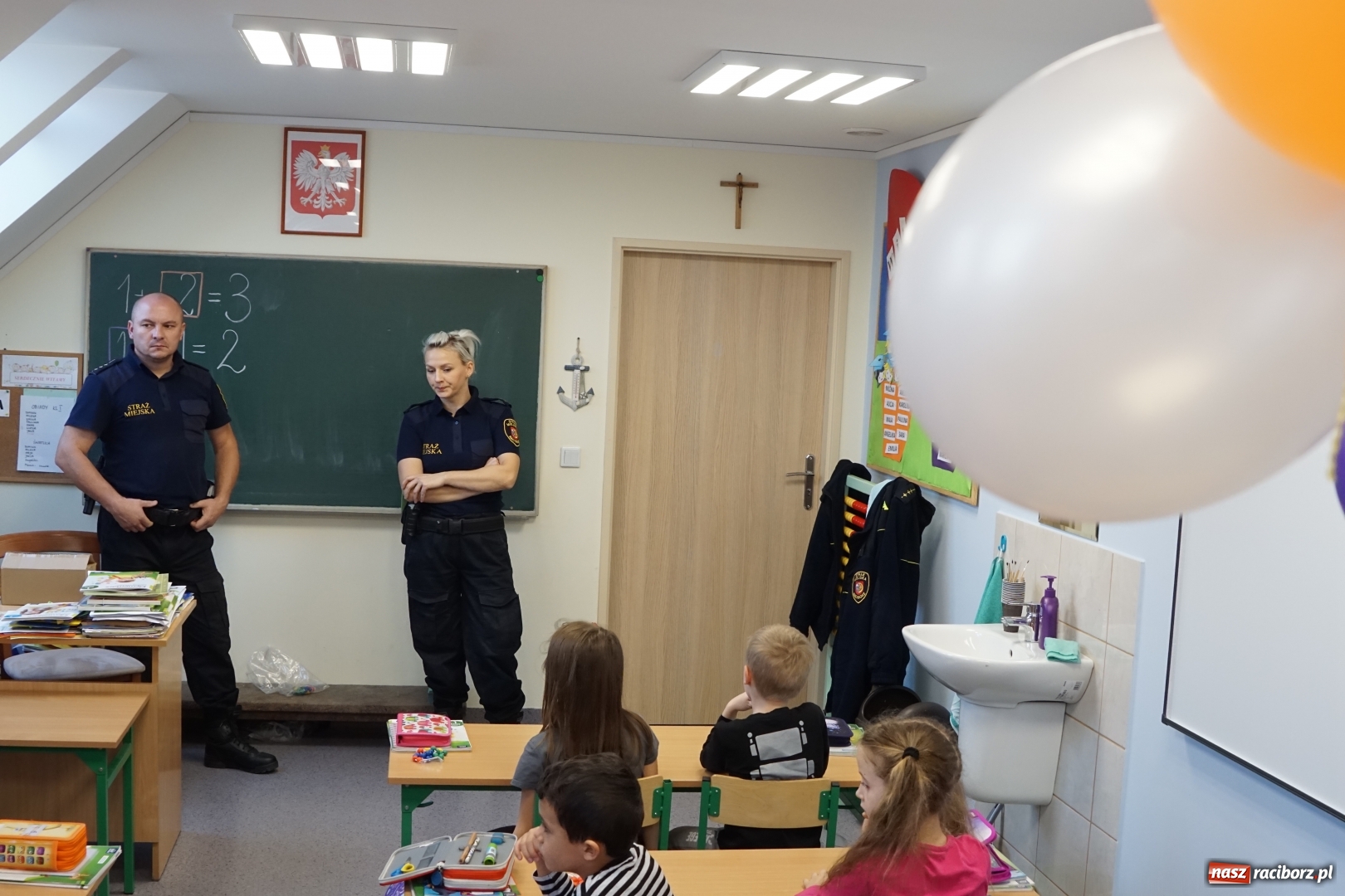 Zdjęcie w galerii na portalu naszraciborz.pl: Strażnicy Miejscy z pogadanką w Brzeziu wiadomości z regionu