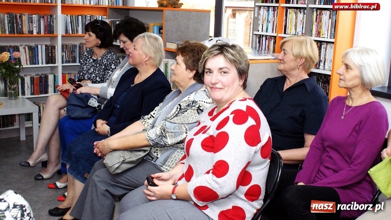 Zdjęcie w galerii na portalu naszraciborz.pl: Pisarka z Kuźni Raciborskiej spotkała się z czytelnikami z Raciborza  wiadomości z regionu