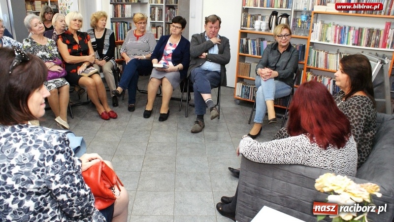 Zdjęcie w galerii na portalu naszraciborz.pl: Pisarka z Kuźni Raciborskiej spotkała się z czytelnikami z Raciborza  wiadomości z regionu
