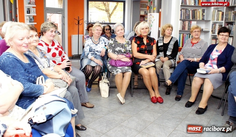 Zdjęcie w galerii na portalu naszraciborz.pl: Pisarka z Kuźni Raciborskiej spotkała się z czytelnikami z Raciborza  wiadomości z regionu