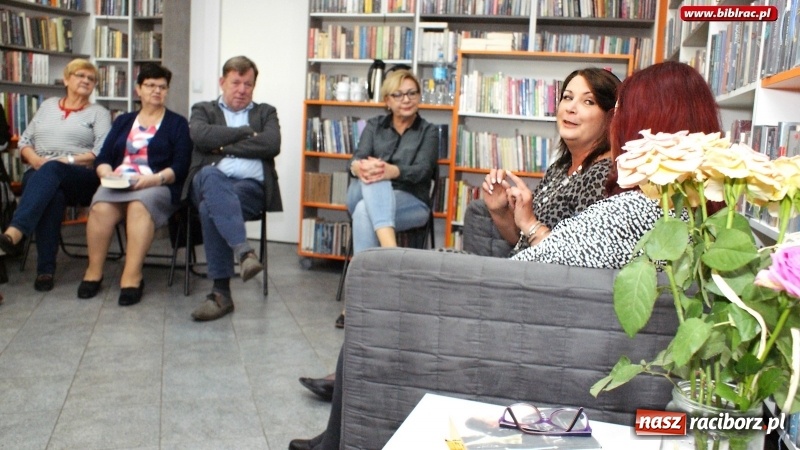Zdjęcie w galerii na portalu naszraciborz.pl: Pisarka z Kuźni Raciborskiej spotkała się z czytelnikami z Raciborza  wiadomości z regionu