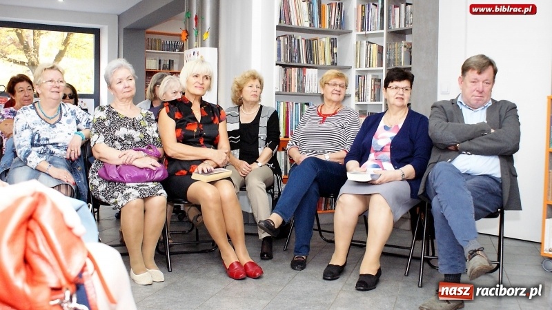 Zdjęcie w galerii na portalu naszraciborz.pl: Pisarka z Kuźni Raciborskiej spotkała się z czytelnikami z Raciborza  wiadomości z regionu