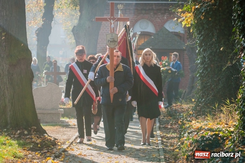 Zdjęcie w galerii na portalu naszraciborz.pl: Ostatnie pożegnanie śp. Michała Pudło, byłego dyrektora Studium Nauczycielskiego wiadomości z regionu
