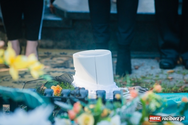 Zdjęcie w galerii na portalu naszraciborz.pl: Ostatnie pożegnanie śp. Michała Pudło, byłego dyrektora Studium Nauczycielskiego wiadomości z regionu