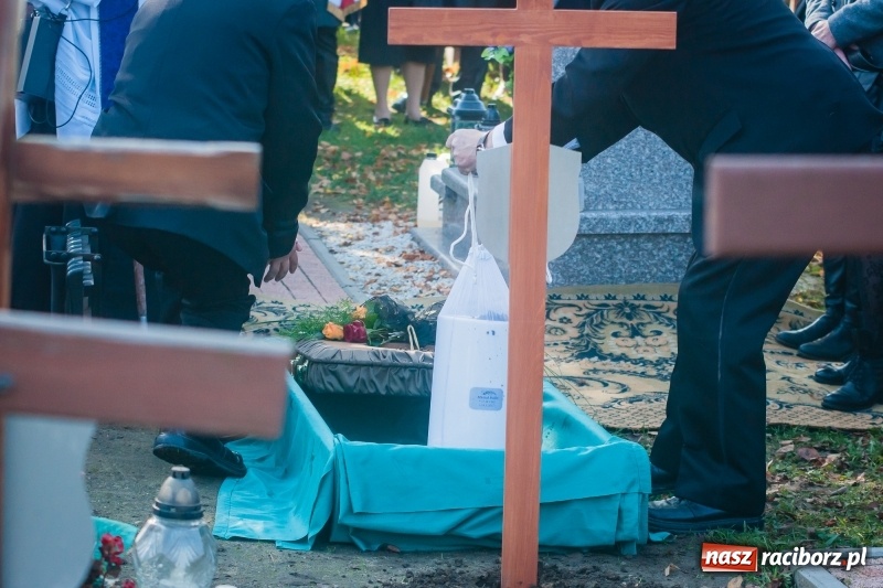 Zdjęcie w galerii na portalu naszraciborz.pl: Ostatnie pożegnanie śp. Michała Pudło, byłego dyrektora Studium Nauczycielskiego wiadomości z regionu