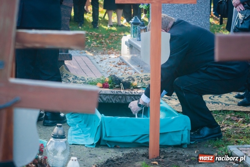 Zdjęcie w galerii na portalu naszraciborz.pl: Ostatnie pożegnanie śp. Michała Pudło, byłego dyrektora Studium Nauczycielskiego wiadomości z regionu