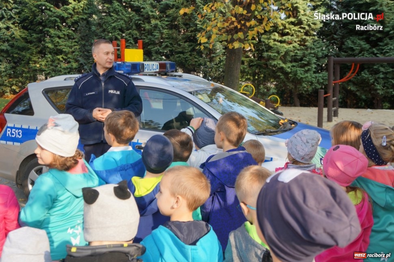 Zdjęcie w galerii na portalu naszraciborz.pl: Dzielnicowy tłumaczył przedszkolakom, jak powinien zachowywać się pieszy wiadomości z regionu