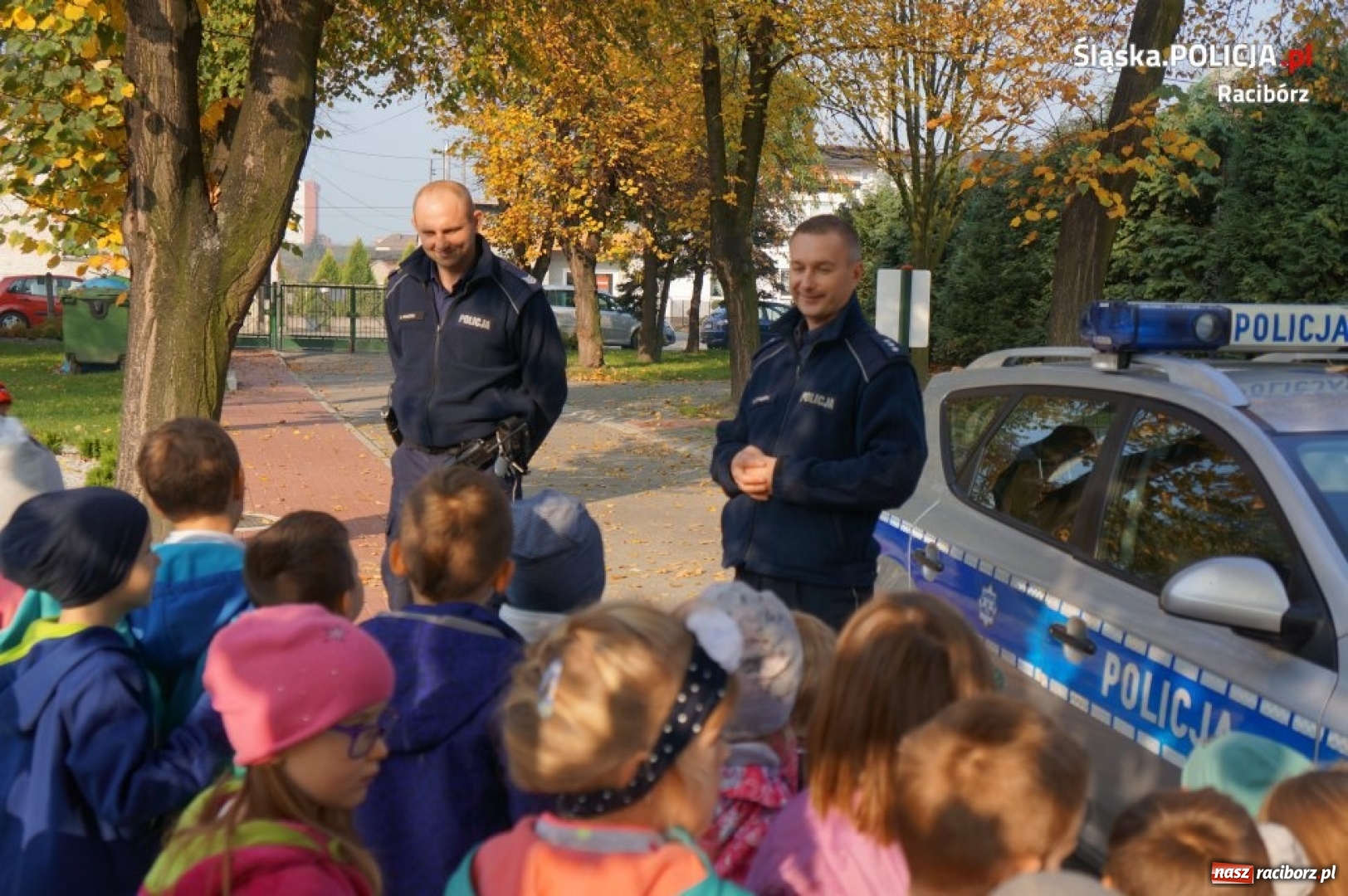 Zdjęcie w galerii na portalu naszraciborz.pl: Dzielnicowy tłumaczył przedszkolakom, jak powinien zachowywać się pieszy wiadomości z regionu