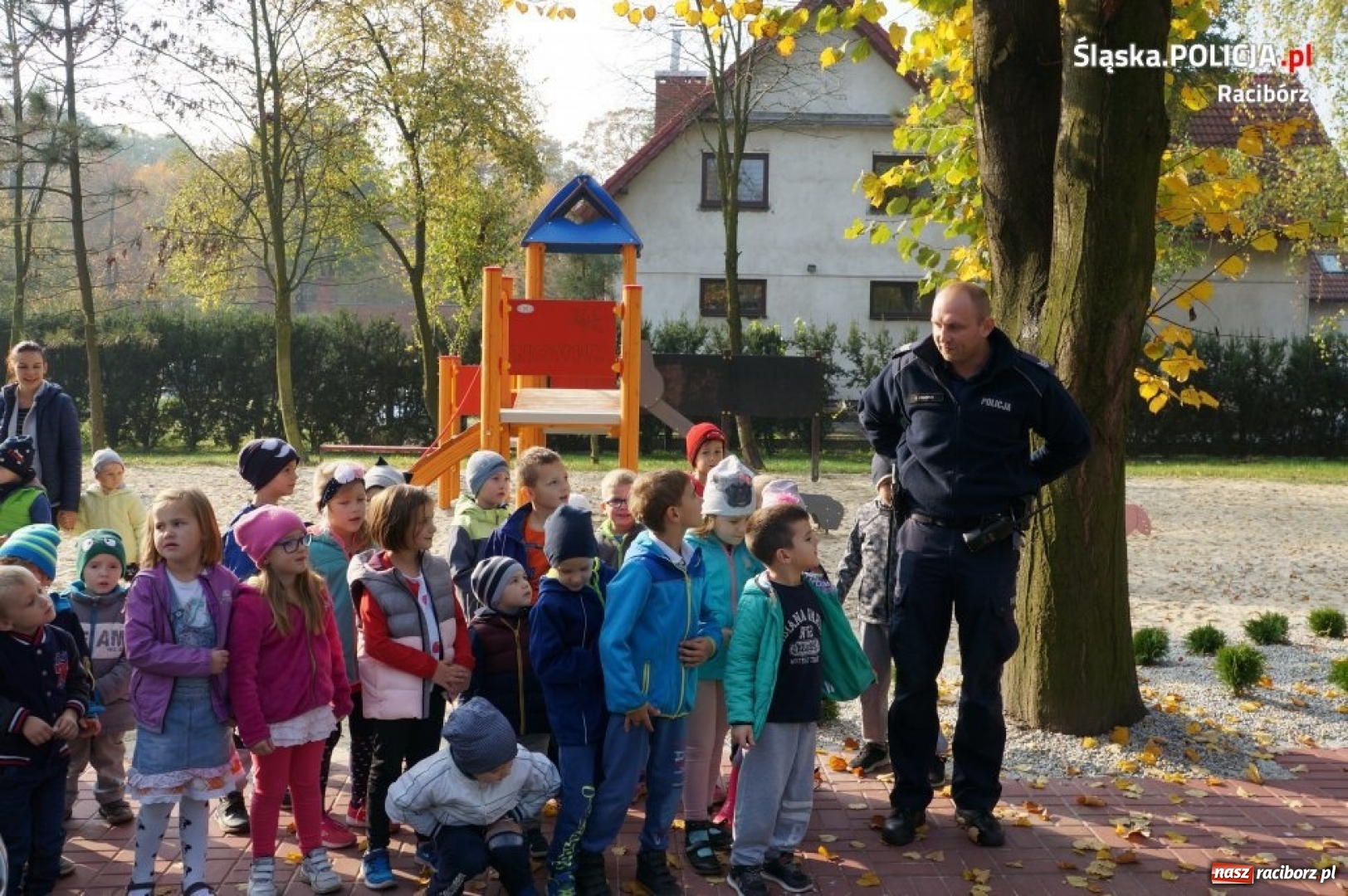 Zdjęcie w galerii na portalu naszraciborz.pl: Dzielnicowy tłumaczył przedszkolakom, jak powinien zachowywać się pieszy wiadomości z regionu