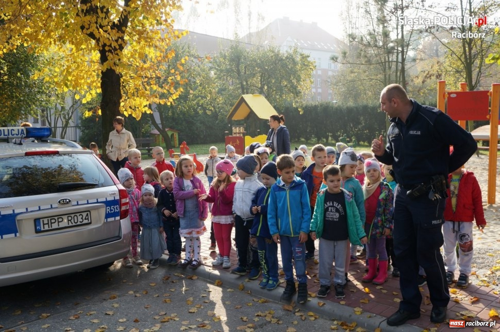 Zdjęcie w galerii na portalu naszraciborz.pl: Dzielnicowy tłumaczył przedszkolakom, jak powinien zachowywać się pieszy wiadomości z regionu