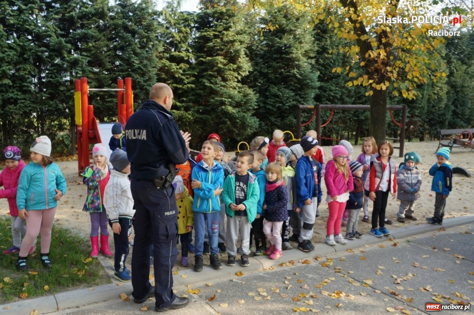 Zdjęcie w galerii na portalu naszraciborz.pl: Dzielnicowy tłumaczył przedszkolakom, jak powinien zachowywać się pieszy wiadomości z regionu