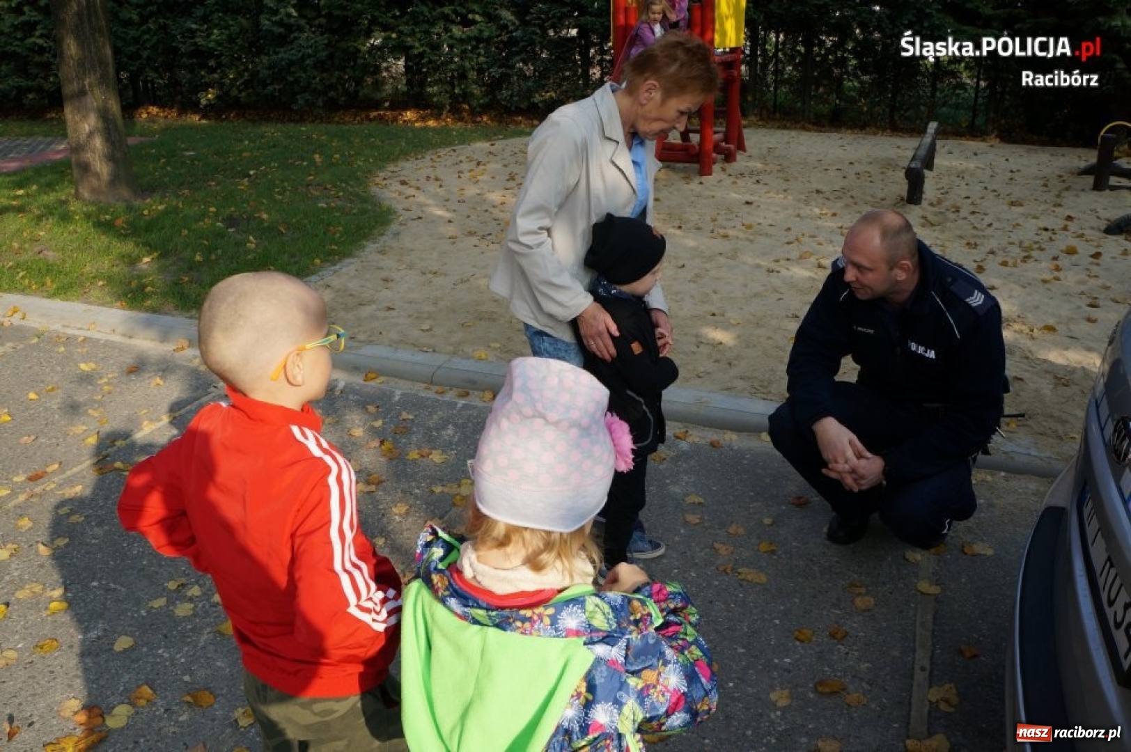 Zdjęcie w galerii na portalu naszraciborz.pl: Dzielnicowy tłumaczył przedszkolakom, jak powinien zachowywać się pieszy wiadomości z regionu
