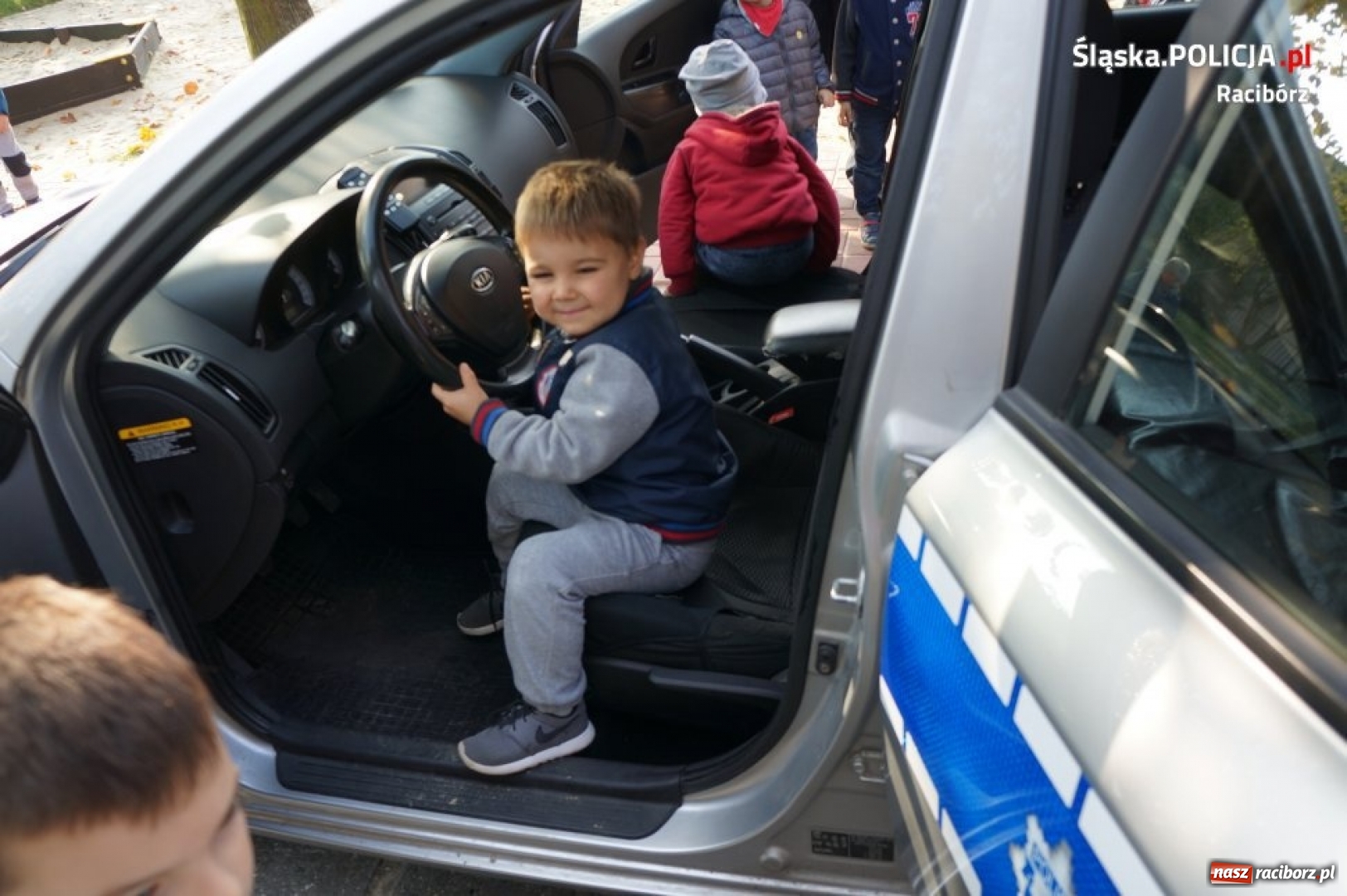 Zdjęcie w galerii na portalu naszraciborz.pl: Dzielnicowy tłumaczył przedszkolakom, jak powinien zachowywać się pieszy wiadomości z regionu