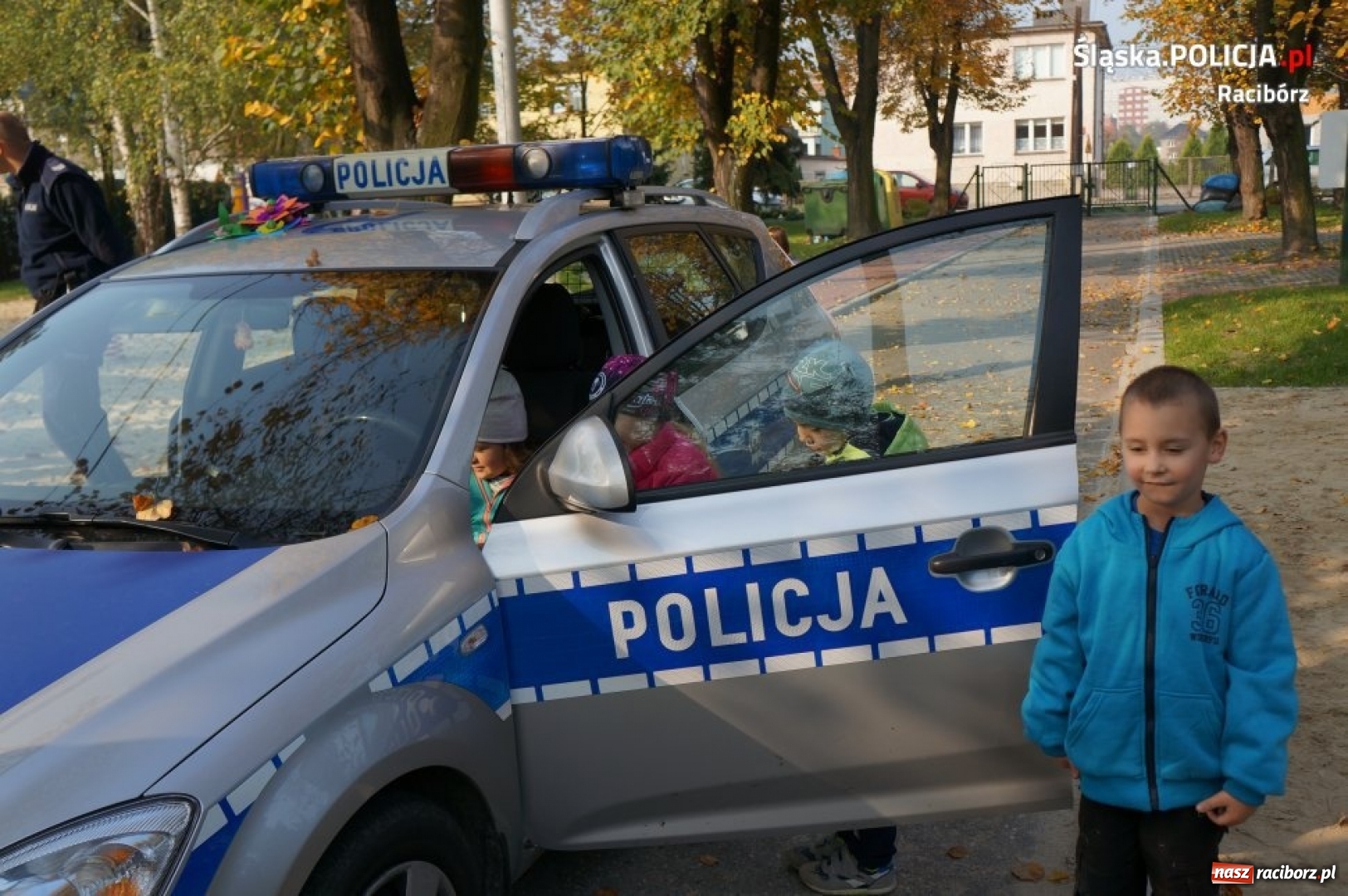 Zdjęcie w galerii na portalu naszraciborz.pl: Dzielnicowy tłumaczył przedszkolakom, jak powinien zachowywać się pieszy wiadomości z regionu
