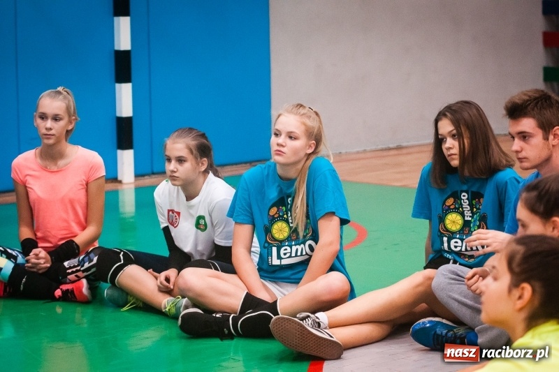Zdjęcie w galerii na portalu naszraciborz.pl: Siatkarskie zajęcia z Moniką Brzostek w Międzyszkolnym Ośrodku Sportowym wiadomości z regionu